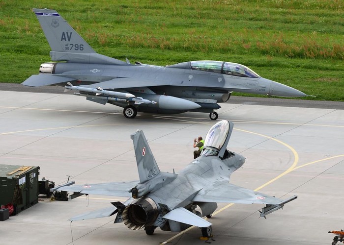 F-16 của Không quân Mỹ - Ba Lan tại căn cứ không quân Aviano, Italy